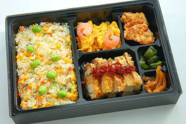 ボリューム満点！油淋鶏弁当 （炒飯）