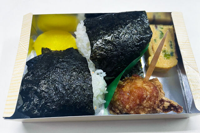 おにぎりセットD おにぎり2個、おかず2品（紙箱）