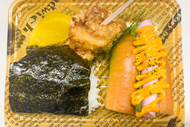 よくばりセットA おにぎり1つ、パン1つ、おかず1品