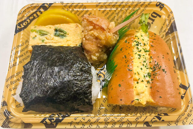 よくばりセットB おにぎり1つ、パン1つ、おかず2品