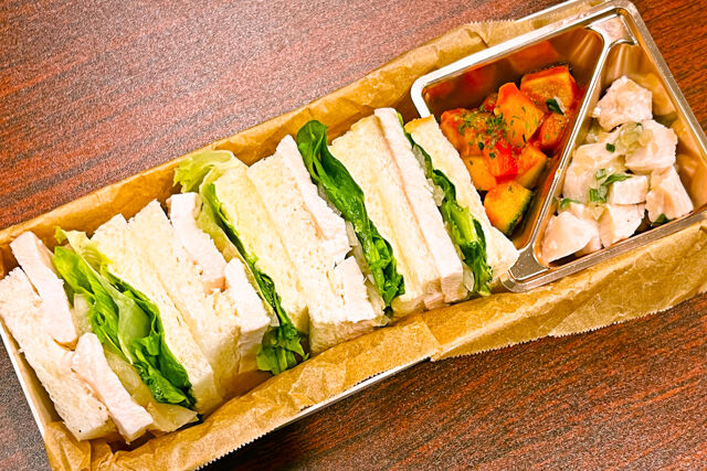 塩麹が香る低温ローストチキンのサンドイッチ