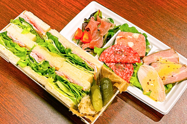 ロースハムとフレッシュレタスのサンドイッチ＆ミニオードブルセット