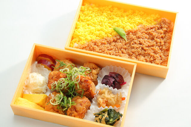 油淋鶏（ユーリンチー）の豪華二段弁当