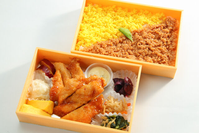 チキン南蛮の豪華二段弁当