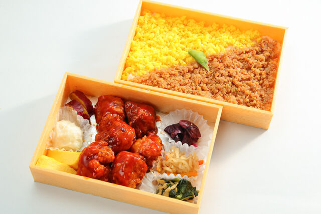 ヤンニョムチキンの豪華二段弁当