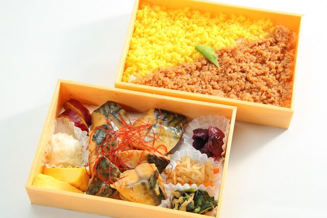 サバの味噌煮の豪華二段弁当