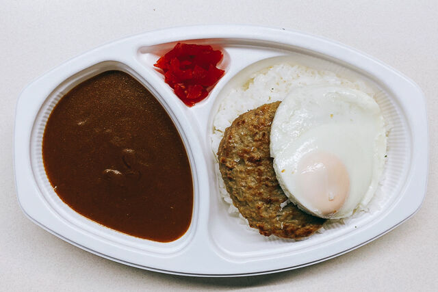 目玉焼きハンバーグカレー