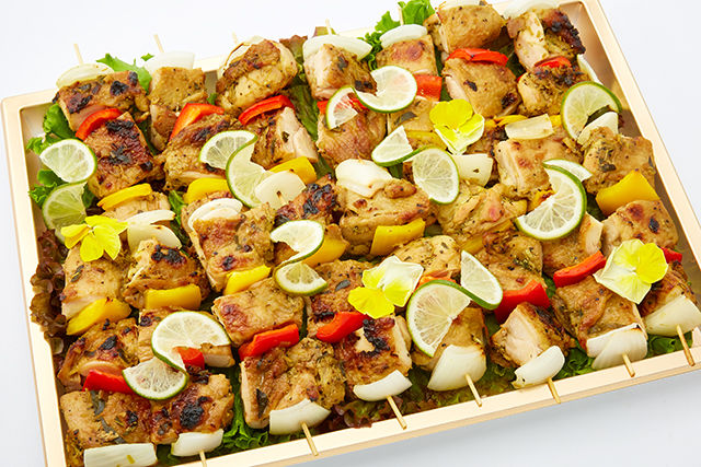 ヌクマム風味の鶏肉の串焼き