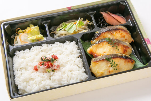 銀だら西京焼き弁当（上）