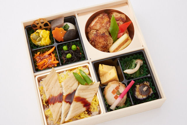 穴子飯と鶏のキジ焼の御弁当