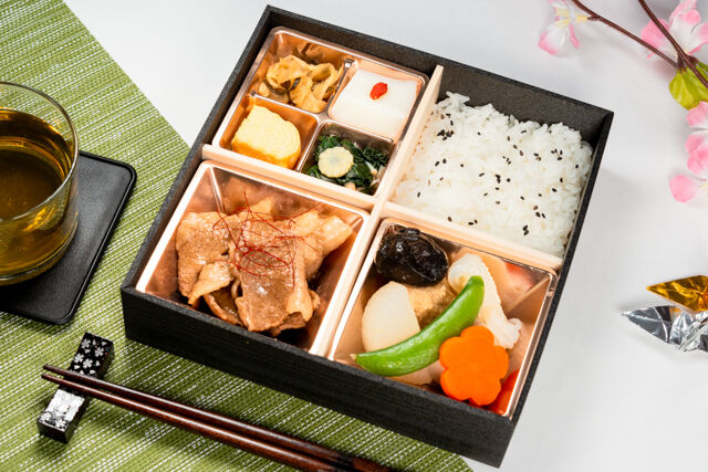 国産トモバラ牛すき弁当