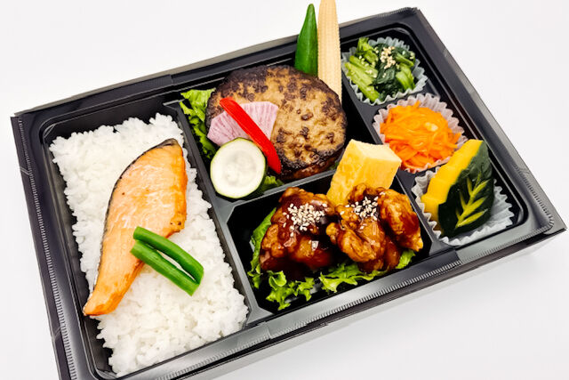 鮭の塩焼きとやわらかハンバーグ（黒酢唐揚げ）