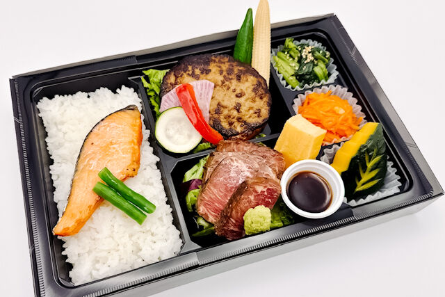 鮭の塩焼きとやわらかハンバーグ（牛ハラミステーキ）