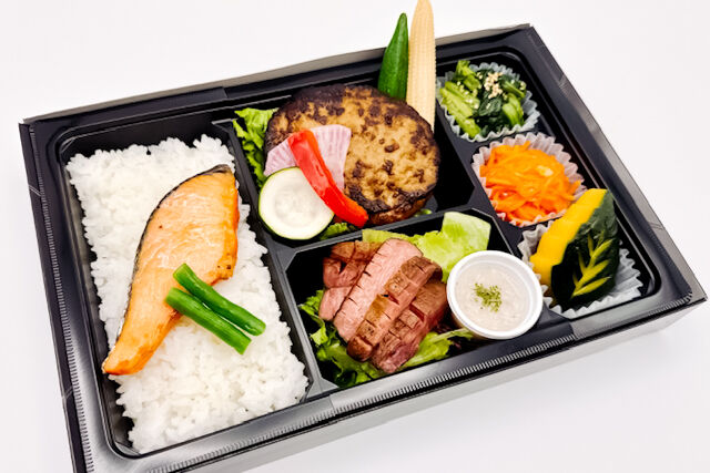 鮭の塩焼きとやわらかハンバーグ（牛たん塩焼き）