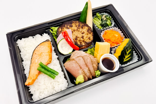 鮭の塩焼きとやわらかハンバーグ（黒毛和牛A5カルビステーキ）