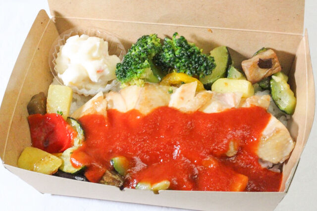 【ハワイアンカフェ】野菜たっぷりグリルチキンのトマトソース弁当