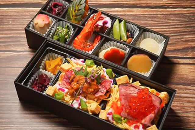 【豪華】ウニとステーキちらし・イクラとローストビーフちらしの彩り野菜の二段重