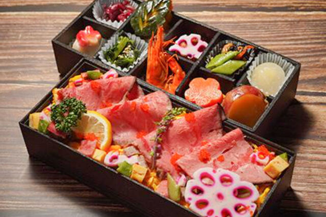 特上肉ちらしと彩り野菜の二段重