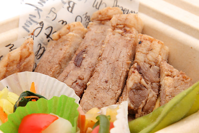 Obento29 オベントニジュウキュウ の ローストポークステーキ弁当 ごちクル お弁当の配達 デリバリー
