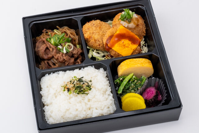 牛タン入りメンチカツとすき焼き弁当