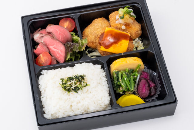 牛タン入りメンチカツとローストビーフサラダ弁当