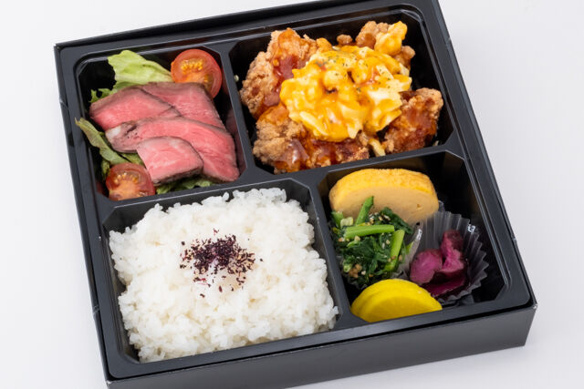 特製チキン南蛮とローストビーフサラダ弁当