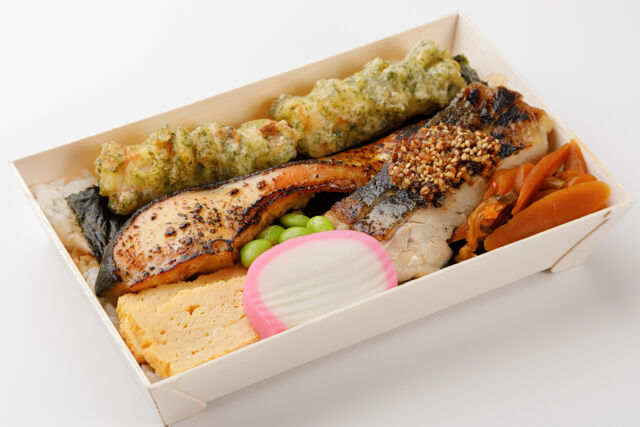 銀鮭西京味噌漬け焼きと炭火焼き鶏ももステーキ海苔弁当