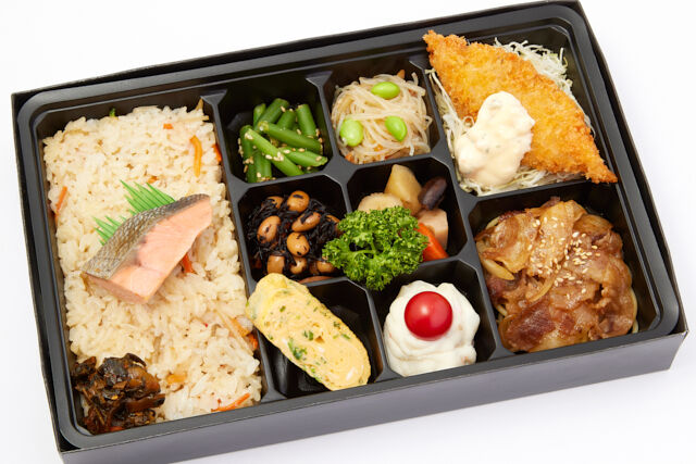 TOMYお楽しみ御膳（3）豚焼肉／白身フライ