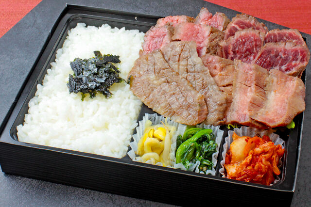 焼肉すだくの4種盛り（近江牛カルビ、牛たん、牛ハラミ、シンタマステーキ）