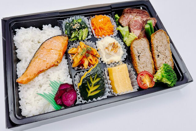 牛ハラミ焼肉と国産牛のメンチカツ（鮭の塩焼き）