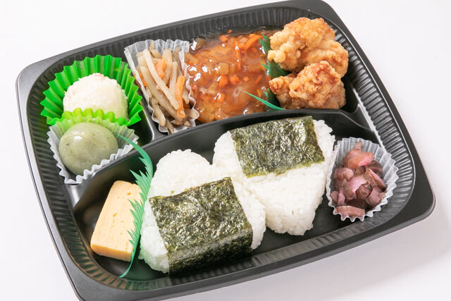 おむすび弁当（ハンバーグ唐揚げ）