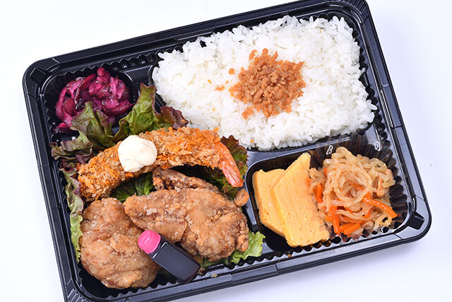 2種のおかずが楽しめる！唐揚げ＆エビフライ弁当