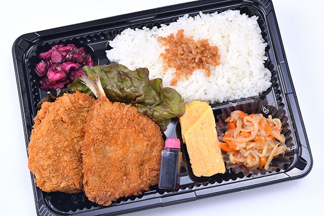 2種のおかずが楽しめる！コロッケ＆アジフライ