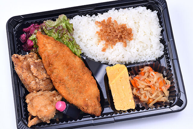 2種のおかずが楽しめる！唐揚げ＆白身フライ