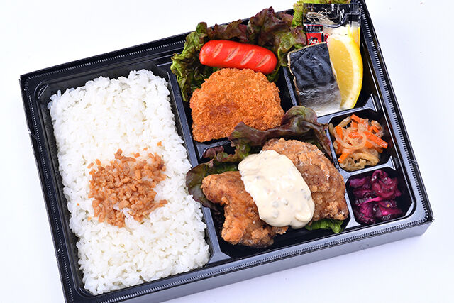 2種のおかずが楽しめる！チキン南蛮＆コロッケ