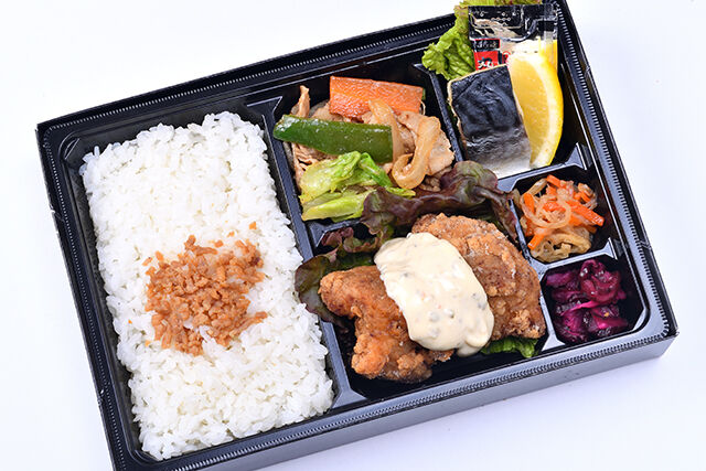 2種のおかずが楽しめる！チキン南蛮＆豚野菜炒め