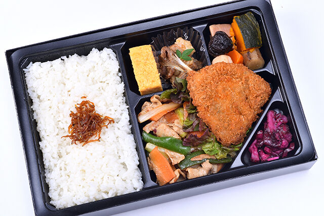 2種のおかずが楽しめる！豚野菜炒めとアジフライ幕の内