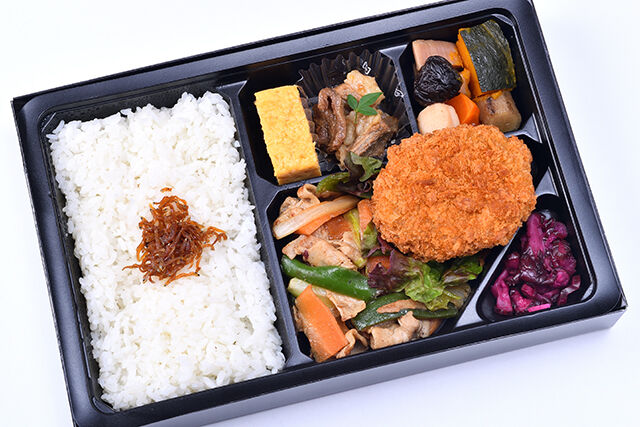 2種のおかずが楽しめる！豚野菜炒めとコロッケ幕の内