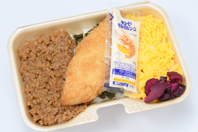 鶏そぼろ白身フライ飯