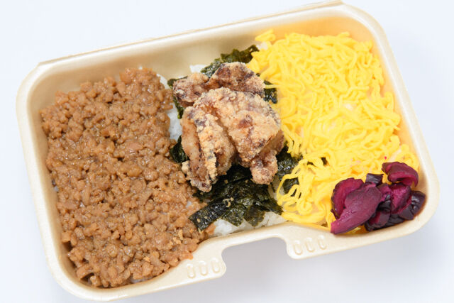 鶏そぼろ唐揚げ飯