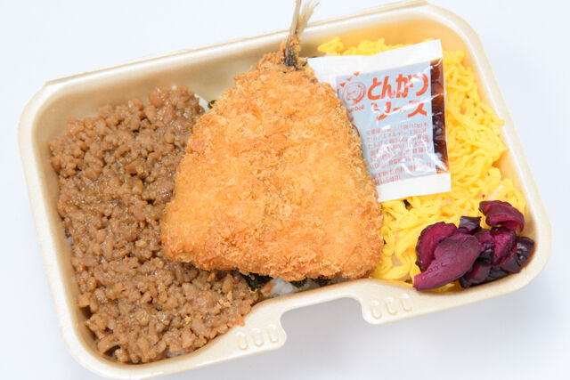 鶏そぼろアジフライ飯