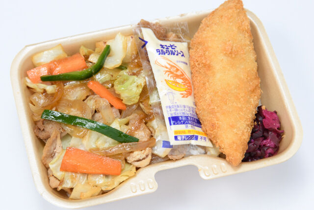 野菜炒め白身フライ飯