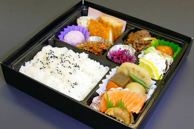 焼き塩鮭と牛肉（国産）とホタテのお弁当