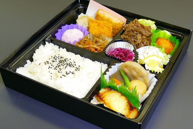 西京焼きと牛肉（国産）のお弁当