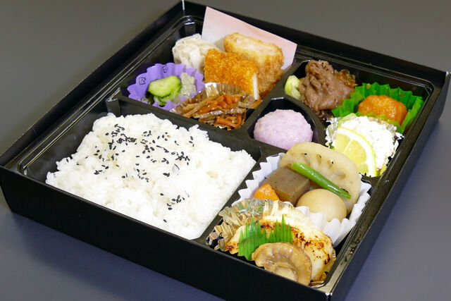 カレイの西京焼きと牛肉（国産）のお弁当