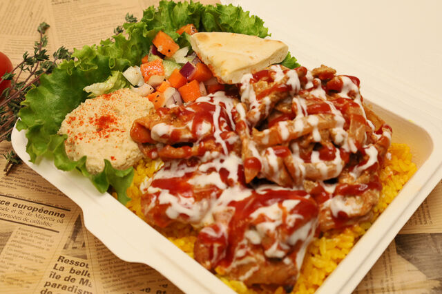 チキン＆スパイシーポークチャップオーバーライスコンボ