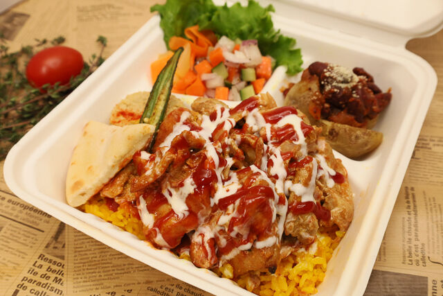 チキン＆スパイシーポークチャップオーバーライスコンボ セパレートBOX