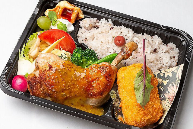 骨付き鶏もも肉のコンフィ弁当～マスタードソース～