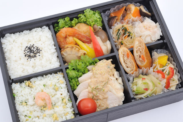 紅花～たっぷり海鮮オイスターソース炒め×蒸し鶏のピリ辛ごまだれ～