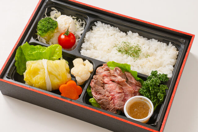 希少部位ミスジステーキとロールキャベツ弁当